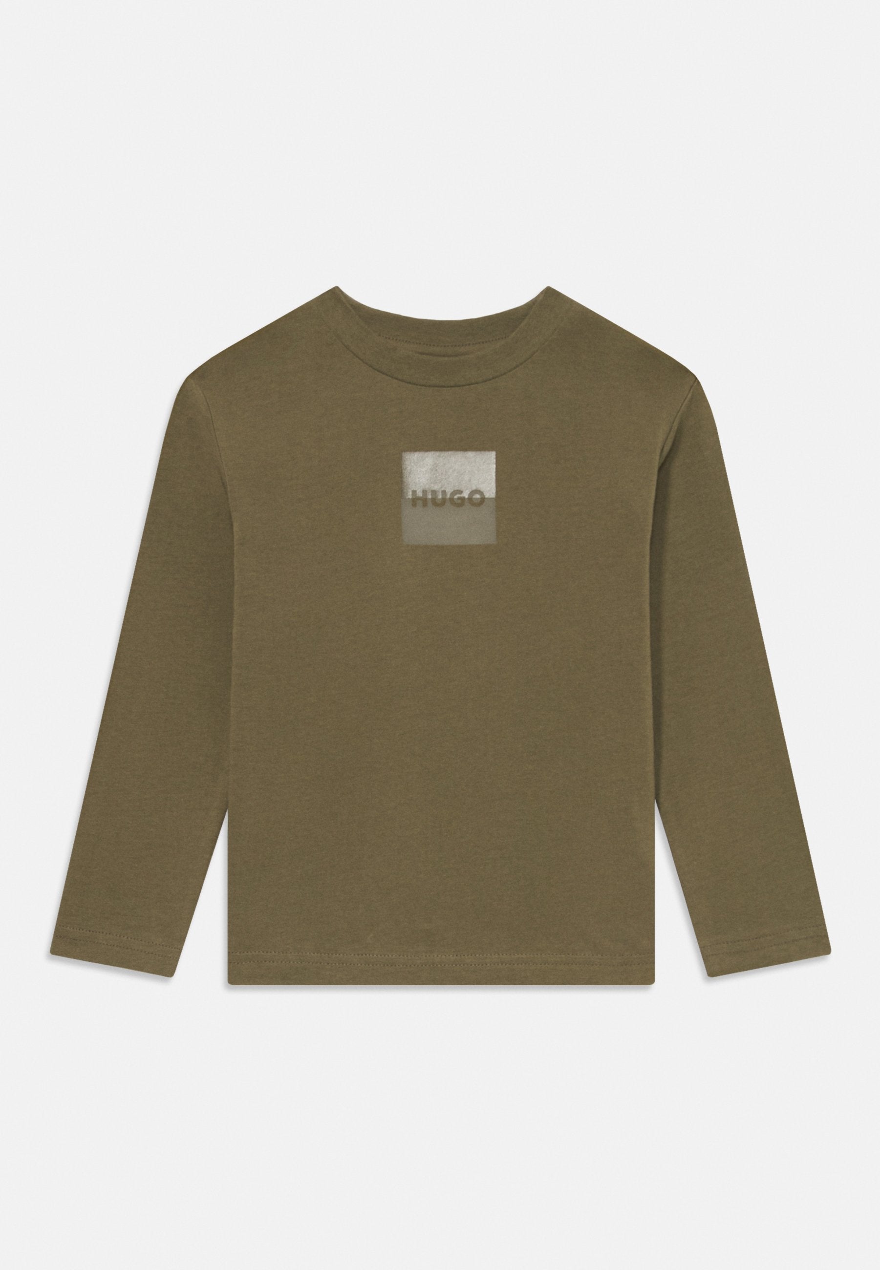 Olivegrünes Langarm-T-Shirt aus weicher Baumwolle, mit einem quadratischen Logo in Silber und dem zentralen Text "HUGO". Regelmäßige Passform und Rundhalsausschnitt.