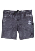 Dunkelgraue Badeshorts, die Denim ähneln, mit einem Kordelzugbund, abgenutzten Akzenten, bestickten Flammen und einem kreisförmigen Logo an der Seite.
