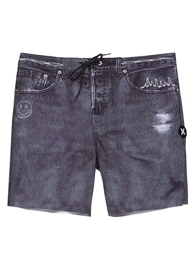 Dunkelgraue Badeshorts, die Denim ähneln, mit einem Kordelzugbund, abgenutzten Akzenten, bestickten Flammen und einem kreisförmigen Logo an der Seite.