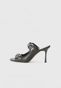 Schwarze Leder-Open-Toe-Pumps mit hohem Absatz, breitem Riemen und dekorativen Metallschnallen. Glatte Textur mit einer eleganten, polierten Oberfläche.