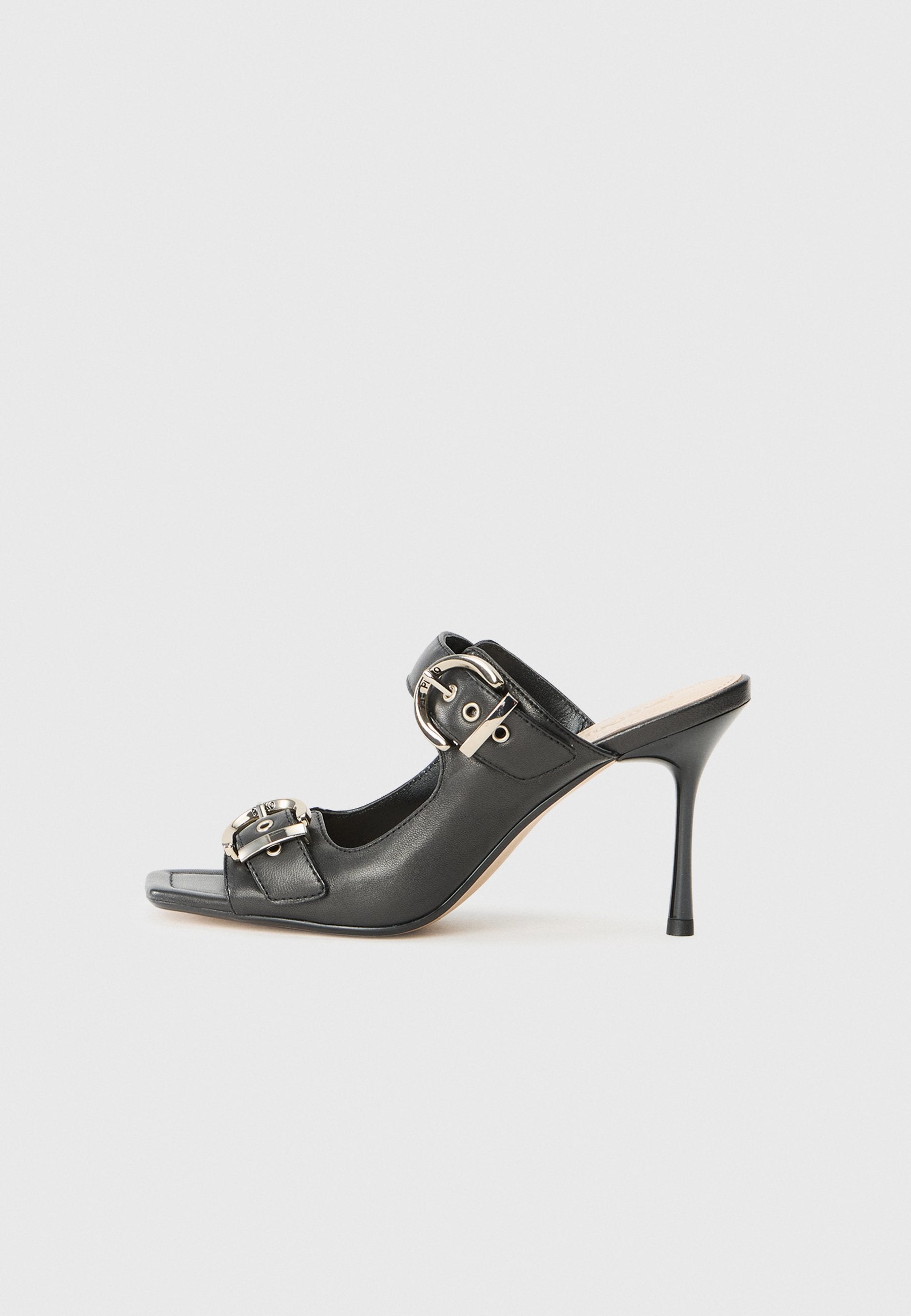 Schwarze Leder-Open-Toe-Pumps mit hohem Absatz, breitem Riemen und dekorativen Metallschnallen. Glatte Textur mit einer eleganten, polierten Oberfläche.