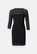 Schwarzes, tailliertes Kleid mit Rundhalsausschnitt, dreiviertel Ärmeln und strukturiertem Oberteil. Hergestellt aus glattem Stoff mit einem durchsichtigen Ausschnitt.