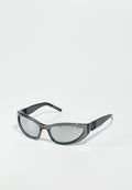 Graue Kunststoffsonnenbrille mit verspiegelten Gläsern, leicht gebogener Form und Logo-Elementen an den Schläfen. Verfügt über ein schlankes, modernes Design.