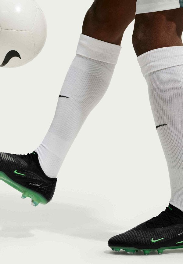 Nike Performance NIKE PHANTOM 6 LOW ELITE FG UNISEX - Firm-ground football boots - black black illusion green