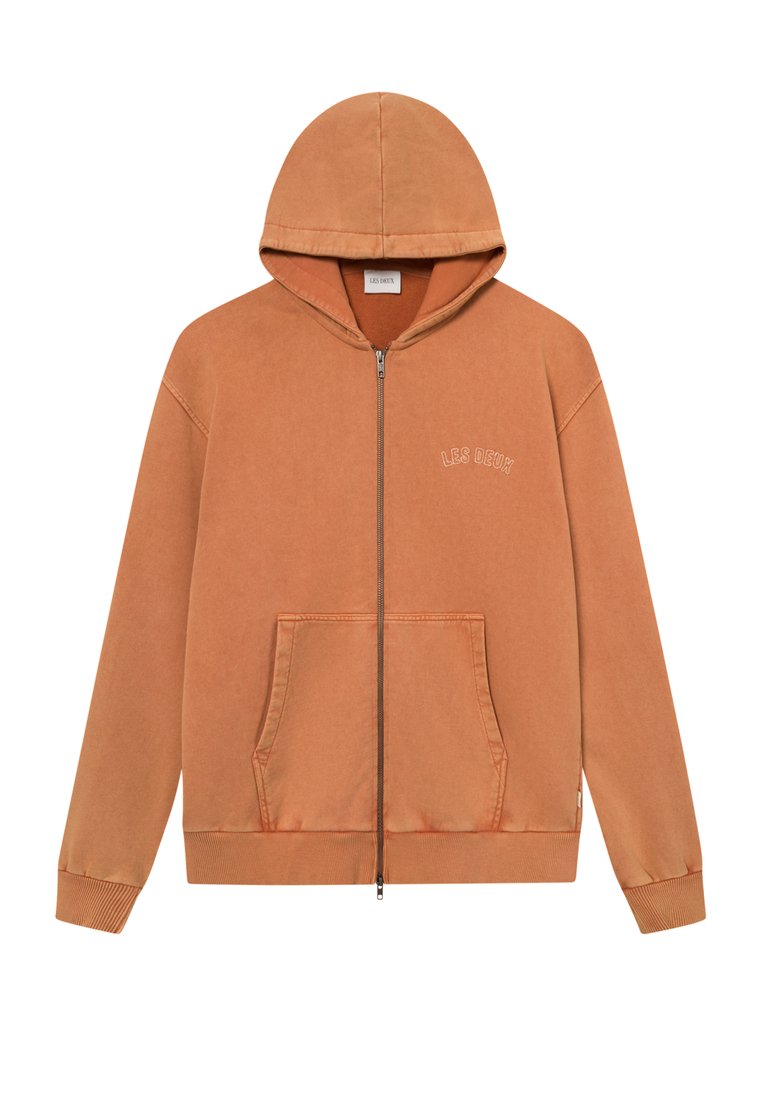 Kapuzensweatshirt mit Reißverschluss in Terrakotta, aus weichem Stoff gefertigt. Verfügt über eine Fronttasche und gestickten Text "LES DEUX" über der Tasche.