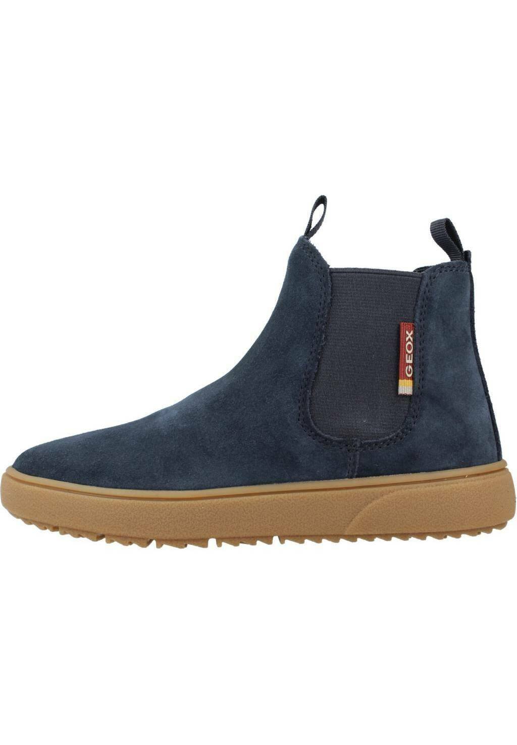 Marineblaue Wildleder Chelsea-Stiefel mit elastischen Seiteneinsätzen, Gummisohle und Ziehlasche. Verfügt über eine strukturierte Oberfläche und eine kontrastierende Gummisohle.