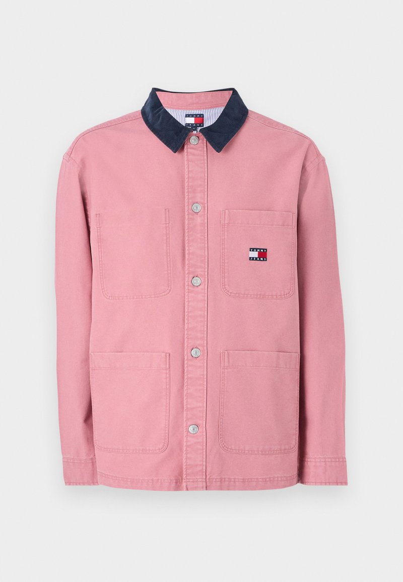 Rosa Baumwolljacke mit einem dunkelblauen Kragen, ausgestattet mit zwei Fronttaschen und einem kleinen Logo-Patch. Glatte Textur mit Knopfverschluss.