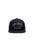 Schwarze Snapback-Cap aus Baumwolle, mit weißem, gesticktem Text "LES DEUX" und einem Logo mit Sportartikel-Akzenten. Flacher Schirm.