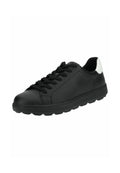 Schwarze Leder-Sneaker mit strukturierten Oberflächen, runder Zehenform, schwarzen Schnürsenkeln und einem weißen Akzent an der Ferse. Flexible Gummisohle mit Profilmuster.