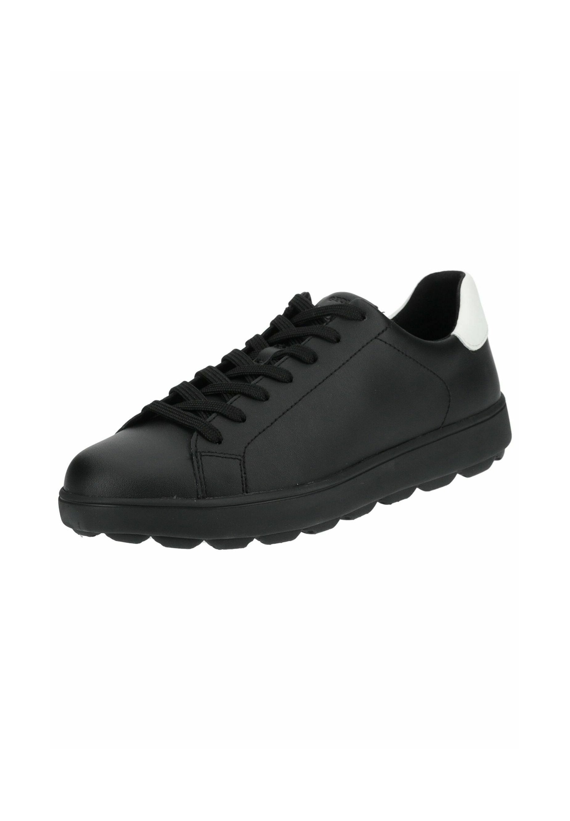 Schwarze Leder-Sneaker mit strukturierten Oberflächen, runder Zehenform, schwarzen Schnürsenkeln und einem weißen Akzent an der Ferse. Flexible Gummisohle mit Profilmuster.