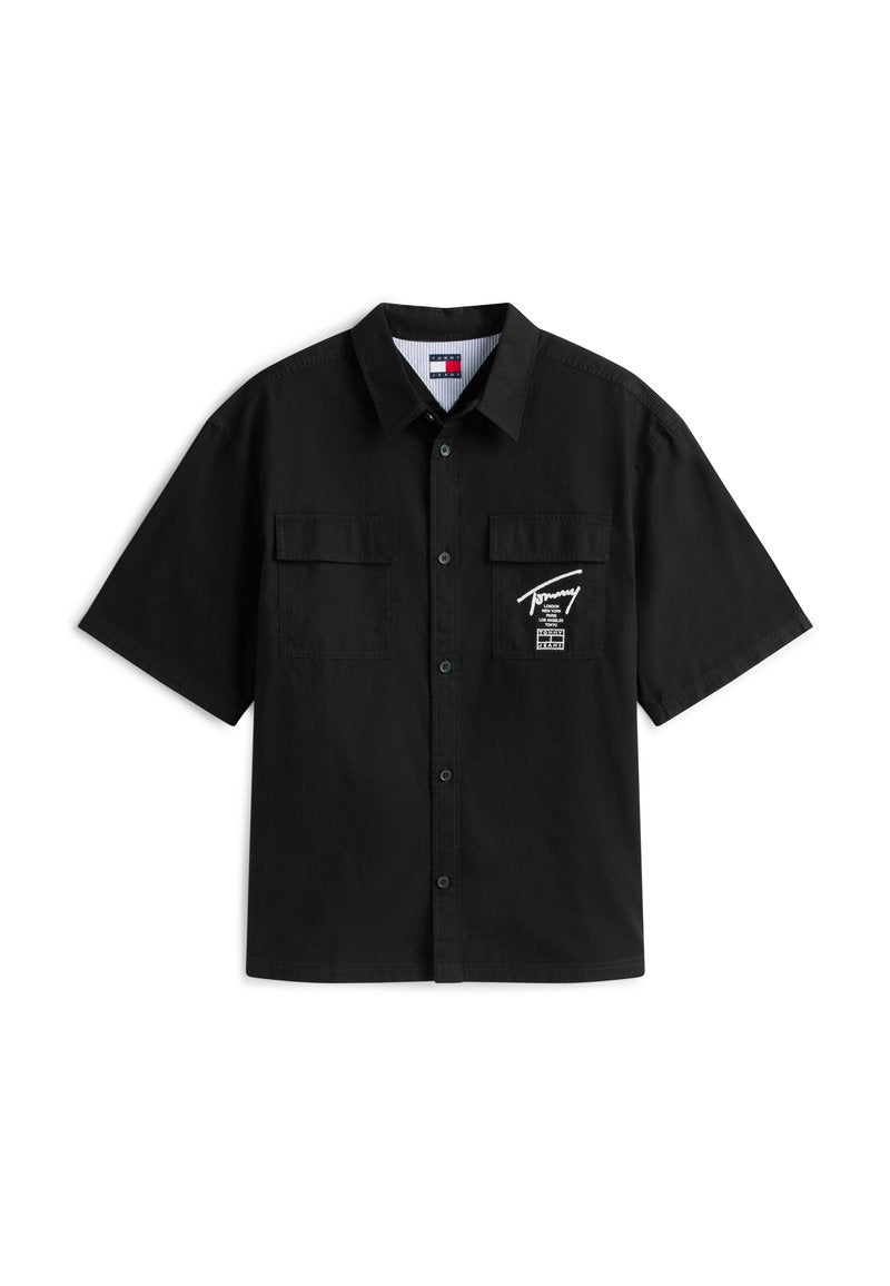 Schwarzes Kurzarm-Hemd mit Knopfleiste, zwei Brusttaschen, weißem "Tommy"-Logo auf der rechten Tasche und einem kleinen Flaggenetikett im Kragen.