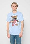 Hellblaues Baumwoll-T-Shirt mit einem Bärenmotiv, das aus buntem Text und Bildern besteht. Kurzärmlig, Rundhalsausschnitt und lockere Passform.