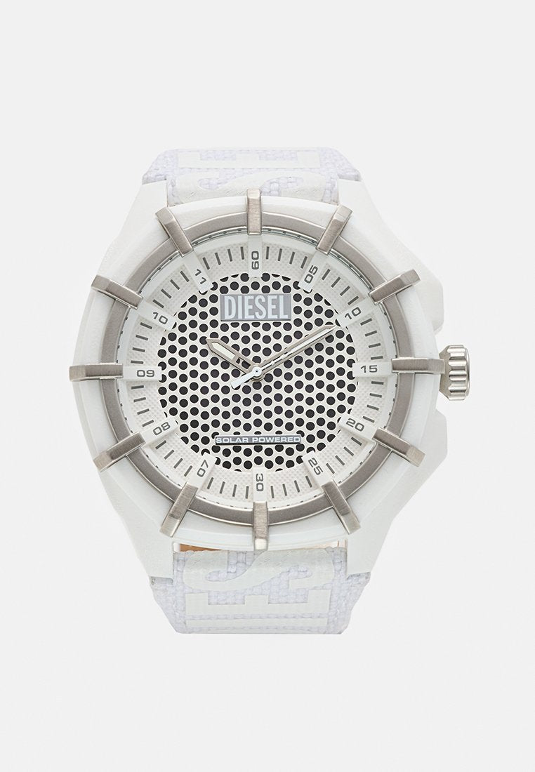 Weißer Diesel-Solararmbanduhr mit perforiertem Zifferblatt, silbernen Stundenmarkierungen und weißem, strukturiertem Stoffarmband, das 9:09:12 Uhr anzeigt.