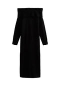 Schwarzes Strickkleid mit einem schulterfreien, gerippten Ausschnitt und langen Ärmeln, das einen geraden Schnitt und eine weiche Textur aufweist.