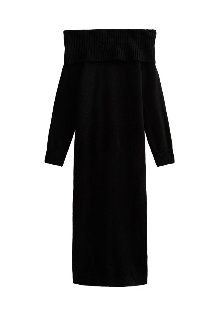 Schwarzes Strickkleid mit einem schulterfreien, gerippten Ausschnitt und langen Ärmeln, das einen geraden Schnitt und eine weiche Textur aufweist.