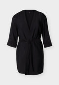 Schwarzes Wickelkleid knielang mit dreiviertel Ärmeln und einem Taillengürtel, präsentiert vor hellem Hintergrund.