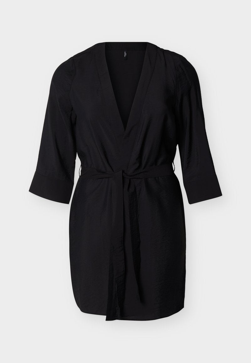 Schwarzes Wickelkleid knielang mit dreiviertel Ärmeln und einem Taillengürtel, präsentiert vor hellem Hintergrund.