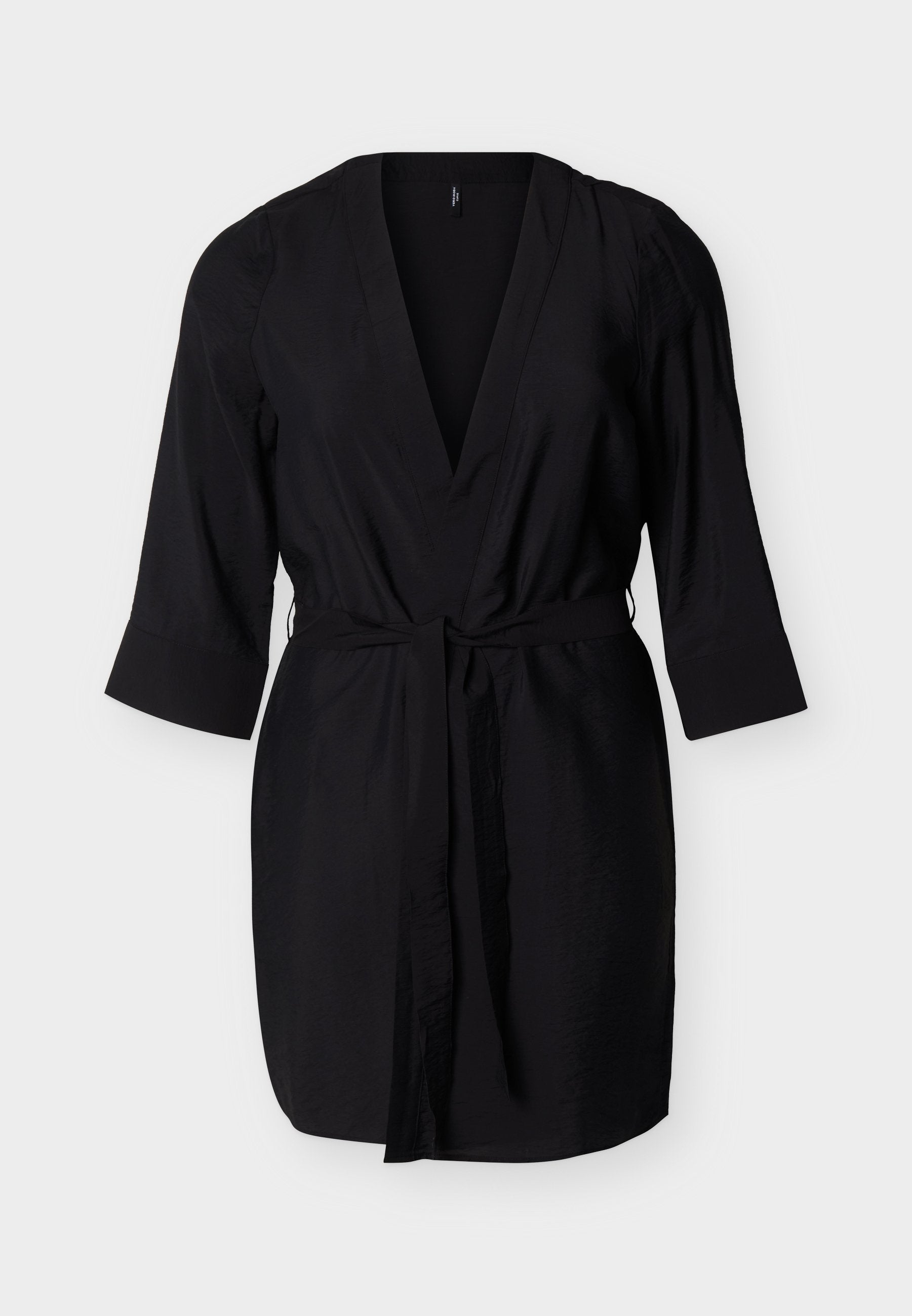 Schwarzes Wickelkleid knielang mit dreiviertel Ärmeln und einem Taillengürtel, präsentiert vor hellem Hintergrund.