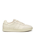 Weiße Leder sneakers mit einer glatten Oberfläche, tonalen Wildlederakzenten, runder Zehenform und Schnürverschluss sowie einer flachen Gummisohle.