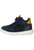 Marineblauer Wildleder-Hochschuh mit weißer Sohle, runder Zehenform, gelber Akzent an der Ferse und Schnürung mit Klettverschluss.