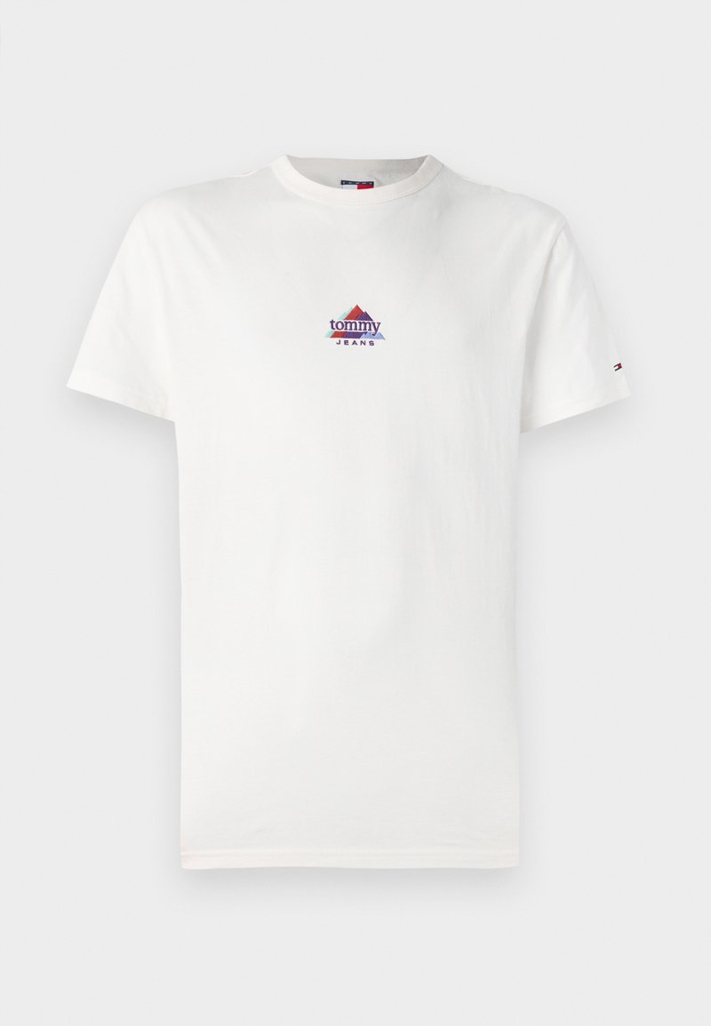 Weißes Baumwoll-T-Shirt mit einem kleinen, mehrfarbigen, dreieckigen Logo, auf dem "tommy" und "JEANS" steht. Klassischer Rundhalsausschnitt und kurze Ärmel.