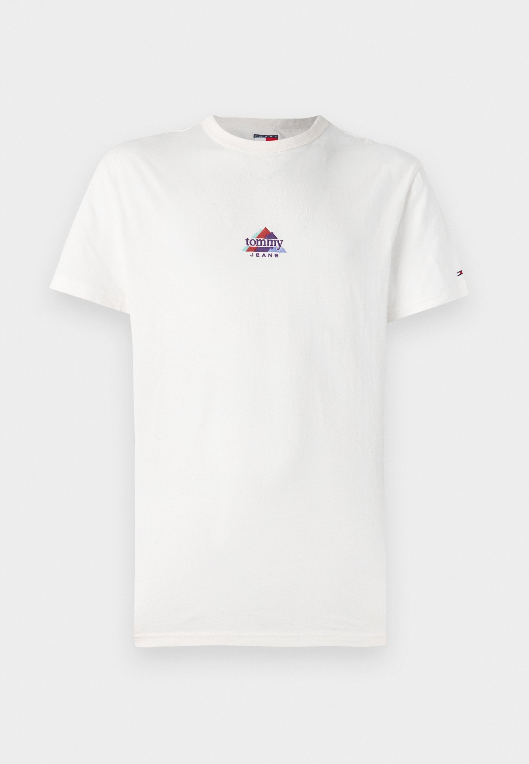Weißes Baumwoll-T-Shirt mit einem kleinen, mehrfarbigen, dreieckigen Logo, auf dem "tommy" und "JEANS" steht. Klassischer Rundhalsausschnitt und kurze Ärmel.