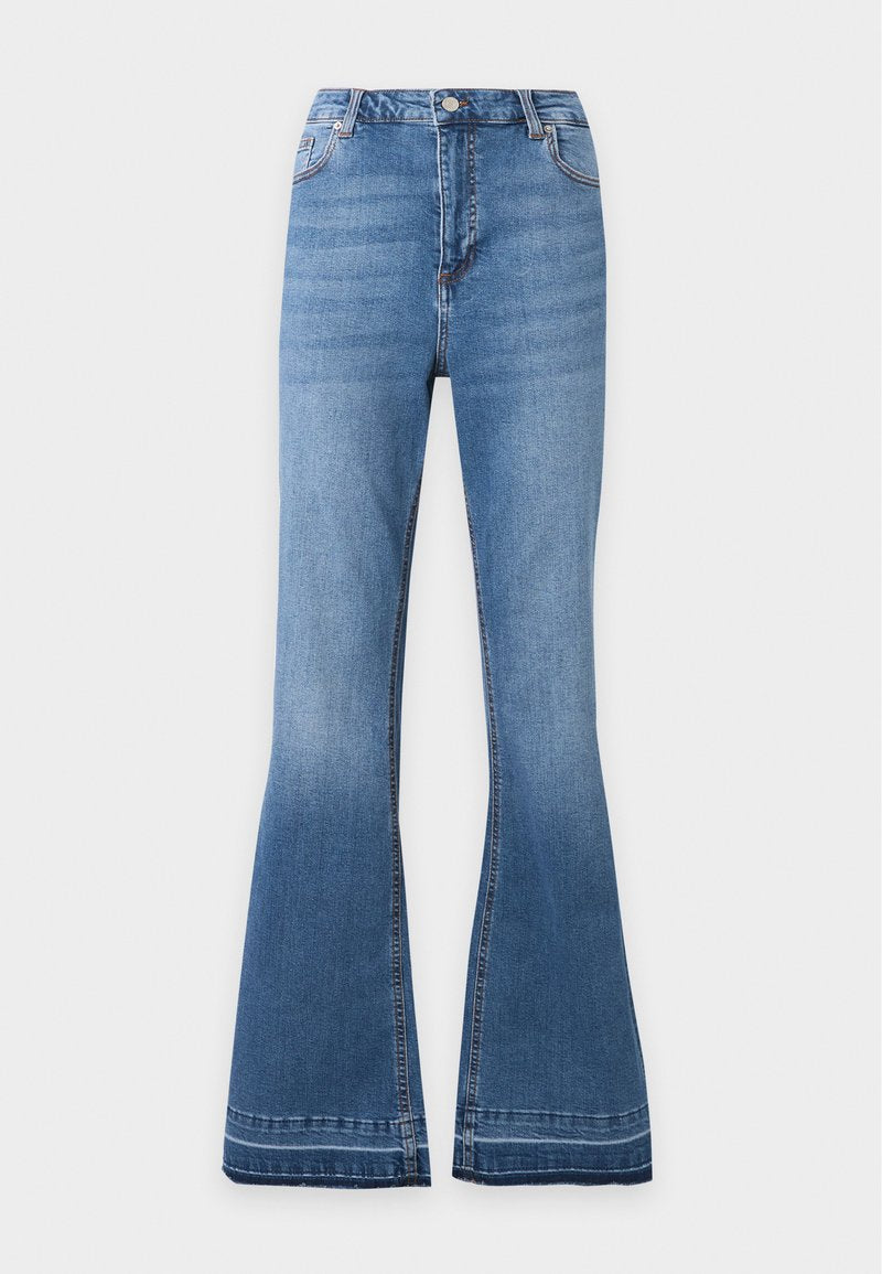 Blaue Denim-Jeans mit hoher Taille und ausgestellten Beinen, mit vorderen Knöpfen, Taschen und ausgewaschenen Details an Oberschenkeln und Säumen.