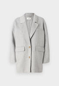 Grauer Wollblazer, strukturiertes Design, Reverskragen, zwei Fronttaschen, zwei Holzknöpfe, weiche Textur, lockere Passform, minimalistische Stil.