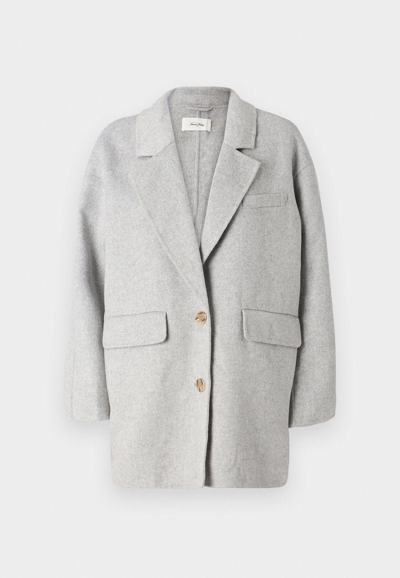 Grauer Wollblazer, strukturiertes Design, Reverskragen, zwei Fronttaschen, zwei Holzknöpfe, weiche Textur, lockere Passform, minimalistische Stil.