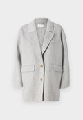 Grauer Wollblazer, strukturiertes Design, Reverskragen, zwei Fronttaschen, zwei Holzknöpfe, weiche Textur, lockere Passform, minimalistische Stil.
