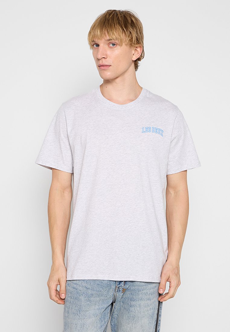 Graues Baumwoll-T-Shirt mit Rundhalsausschnitt und kurzen Ärmeln. "LES DEUX" in hellblauer Schrift auf der linken Brustseite aufgedruckt.