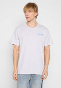 Graues Baumwoll-T-Shirt mit Rundhalsausschnitt und kurzen Ärmeln. "LES DEUX" in hellblauer Schrift auf der linken Brustseite aufgedruckt.