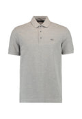 Graues Polo-Shirt aus weichem Stoff, mit Kragen, drei Knöpfen und einem kleinen Logo auf der linken Brust. Kurze Ärmel und klassische Passform.