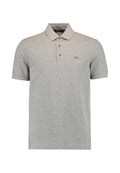 Graues Polo-Shirt aus weichem Stoff, mit Kragen, drei Knöpfen und einem kleinen Logo auf der linken Brust. Kurze Ärmel und klassische Passform.