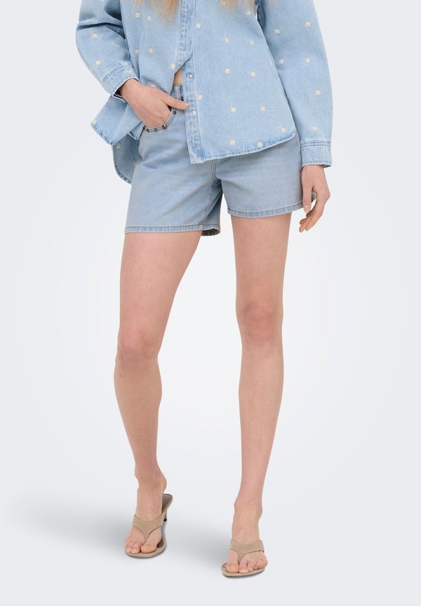 ONLY JEANS-SHORTS ONLPHINE MITTLERE TAILLE NORMAL GESCHNITTEN JEANS-SHORTS - Denim shorts - light blue denim