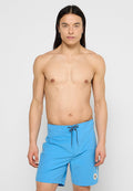 Blaue Badehose aus leichtem Material, mit einem Kordelzugbund und einem Logo-Akzent auf der linken Seite. Standardlänge.