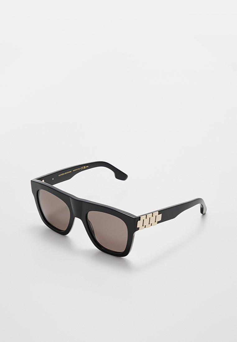 Schwarze Sonnenbrille mit braunem Verlauf, rechteckigem Rahmen und goldfarbenen Details an den Schenkeln mit geometrischem Muster.