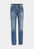 Blaue Jeans aus Denim mit geradem Bein. Zu den Merkmalen gehören ausgewaschene Bereiche, leichte Abnutzung, Fünf-Taschen-Design und Hardware mit Messingknopf.