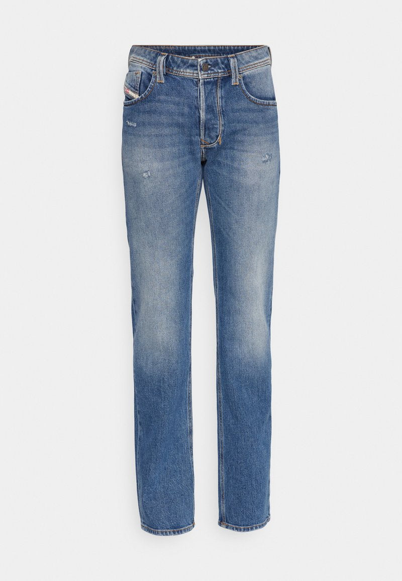 Blaue Jeans aus Denim mit geradem Bein. Zu den Merkmalen gehören ausgewaschene Bereiche, leichte Abnutzung, Fünf-Taschen-Design und Hardware mit Messingknopf.
