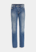 Blaue Jeans aus Denim mit geradem Bein. Zu den Merkmalen gehören ausgewaschene Bereiche, leichte Abnutzung, Fünf-Taschen-Design und Hardware mit Messingknopf.
