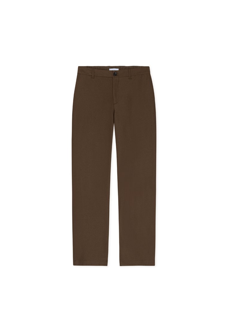Braune, gerade geschnittene Hosen aus strukturiertem Stoff. Sie verfügen über einen vorderen Knopfverschluss und Gürtelschlaufen. Keine sichtbaren Taschen oder Muster.