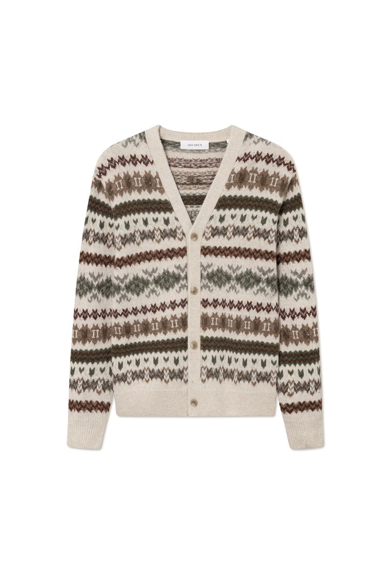 Beige Strickjacke mit V-Ausschnitt, die ein Fair-Isle-Muster in Braun, Grün und Creme zeigt. Fünf Knöpfe vorne; gerippte Bündchen und Saum.