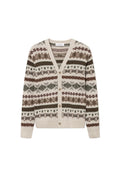 Beige Strickjacke mit V-Ausschnitt, die ein Fair-Isle-Muster in Braun, Grün und Creme zeigt. Fünf Knöpfe vorne; gerippte Bündchen und Saum.