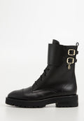 Schwarze Leder-Stiefelette mit runder Zehenpartie, Schnürung vorne, zwei dekorativen Schnallenriemen und einer dicken, profilierten Sohle.