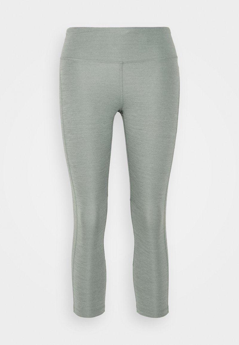 Helle grüne, kürzere Leggings aus dehnbarem Material. Sie verfügen über einen hohen Bund und eine glatte, strukturierte Oberfläche ohne sichtbare Muster.