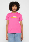 Rosa Baumwoll-T-Shirt mit einem weißen "Diesel"-Logo und drei horizontalen Streifen in Orange, Gelb und Rot. Kurzärmeliges Design mit Rundhalsausschnitt.