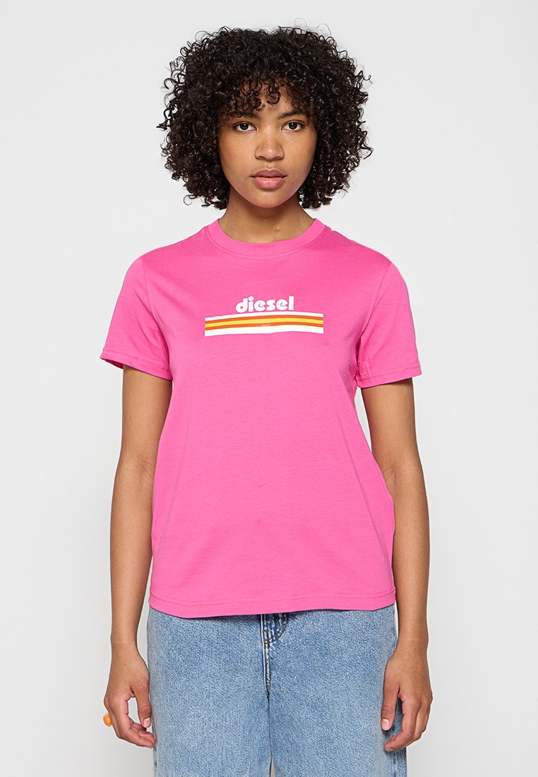 Rosa Baumwoll-T-Shirt mit einem weißen "Diesel"-Logo und drei horizontalen Streifen in Orange, Gelb und Rot. Kurzärmeliges Design mit Rundhalsausschnitt.