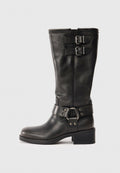 Schwarze Lederstiefel bis zur Mitte der Wade mit zwei silbernen Schnallen oben und einem dekorativen Riemen mit einem Metallring um den Knöchel, Blockabsatz.