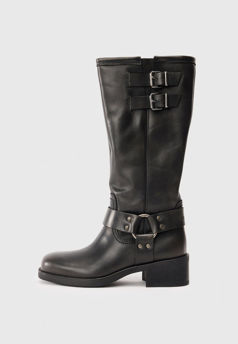 Schwarze Lederstiefel bis zur Mitte der Wade mit zwei silbernen Schnallen oben und einem dekorativen Riemen mit einem Metallring um den Knöchel, Blockabsatz.