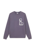 Lila Sweatshirt mit Rundhalsausschnitt, gerippten Bündchen und Saum. Mit einem weißen Logo und Akzentdetails auf der Brusttasche.